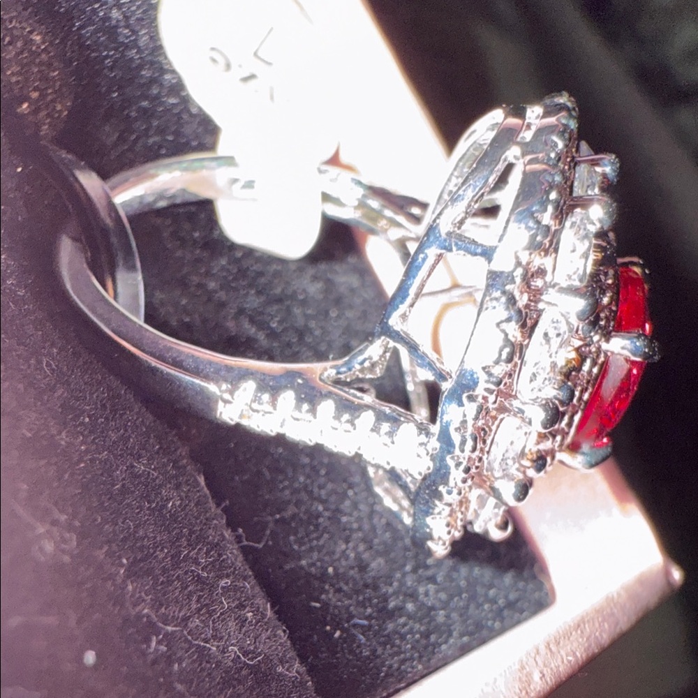 PEERMONT JEWELRY Elegant Red and Silver Women's Ring - Picture 5 of 5